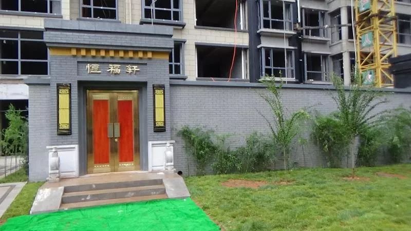 经过一个上午的紧锣密鼓的忙碌,岭秀华庭3号楼及小院刷新平定开盘新