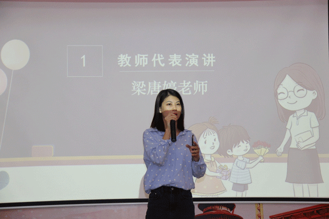 在教师节前一天放学 便在黑板上写上深情的祝颂语, 并绘上美丽的鲜花