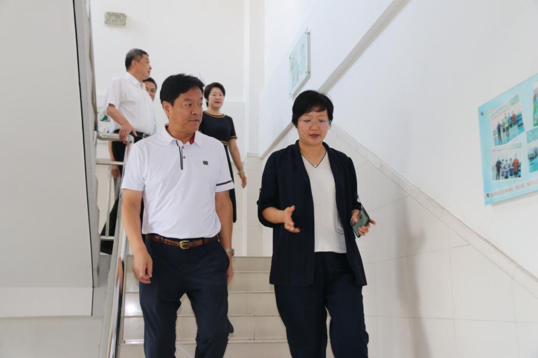 国家体育总局青少司司长王立伟一行来宝山曹燕华乒乓培训学校调研