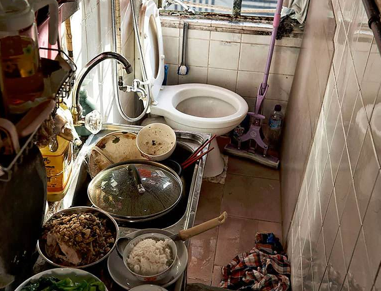最真实的香港贫民窟三人蜗居十平米房子为什么不来大陆