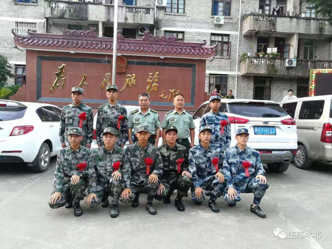 武装部长吴德宾,武装部副部长何恒贵和新兵合影