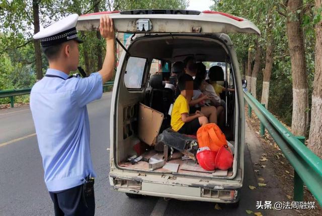 保持对农村面包车,小型普通客车等车辆"超员"违法行为的常态化高压