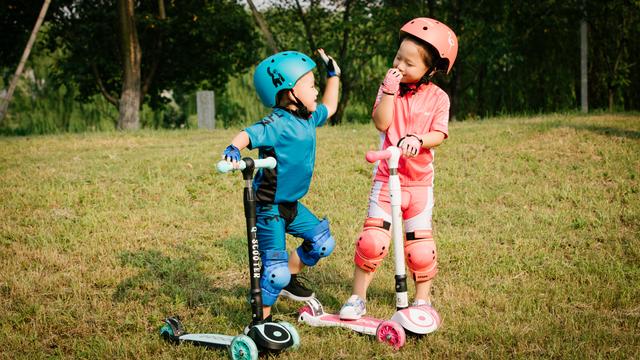 小孩玩滑板车好不好