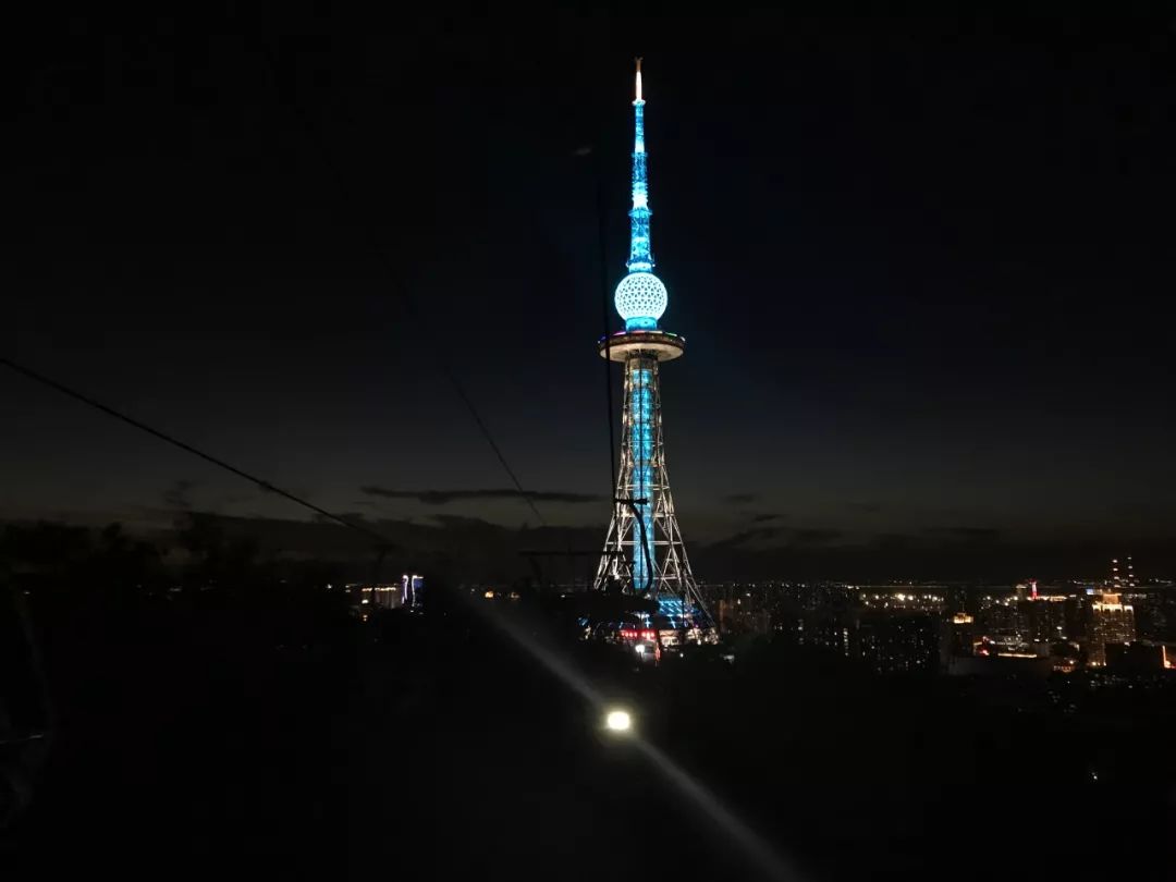 青岛电视塔夜场青岛电视塔建成于1994年,坐落于风景秀丽,海拔高度116