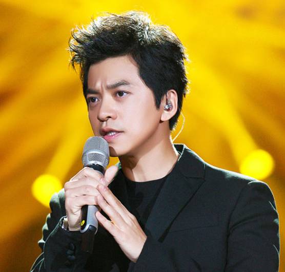 李健这首《父亲写的散文诗》,真挚的歌声,催人