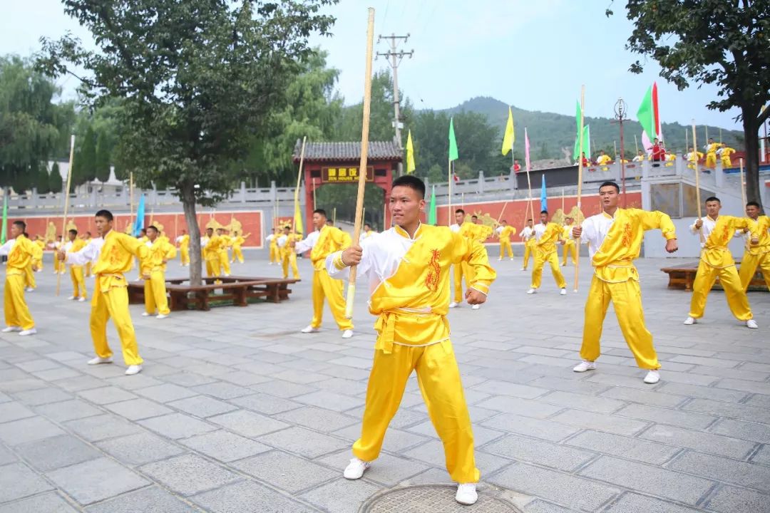 塔沟武校女学员们表演的女子剑动作流畅,英姿飒爽,展现了武术柔和