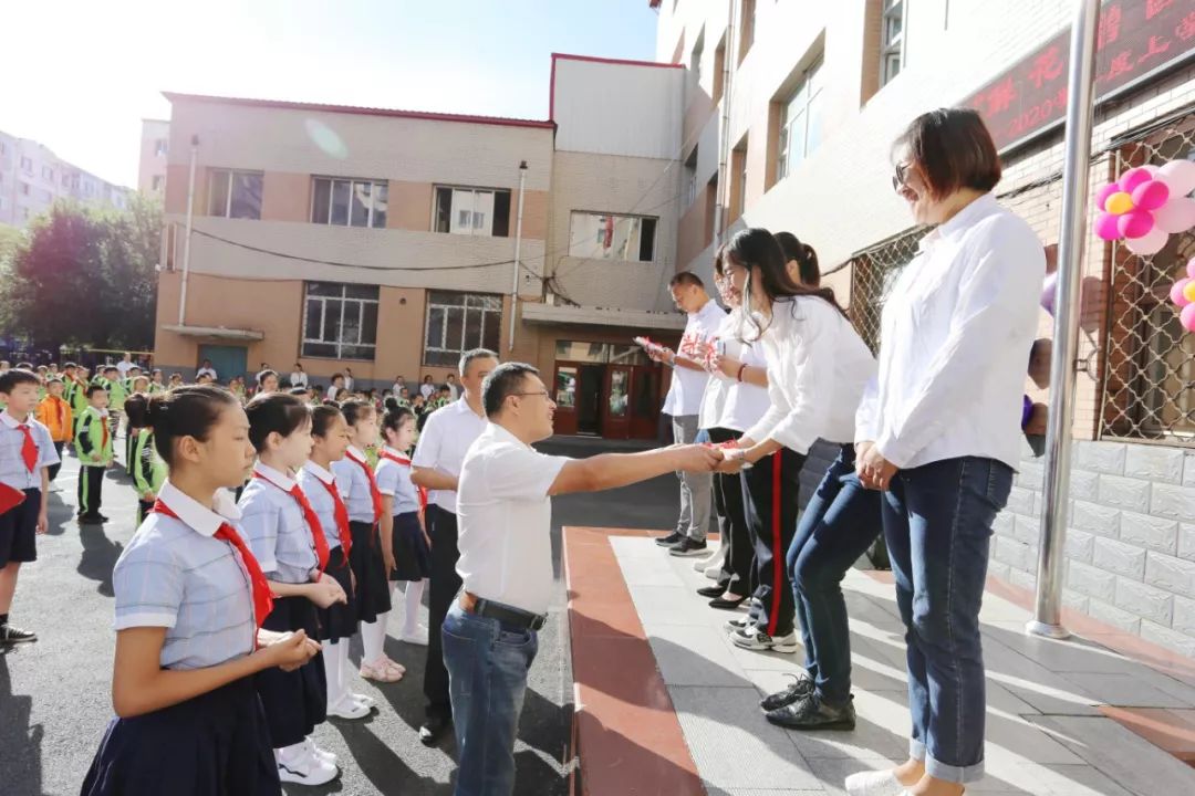 正阳南小学一生只为一事来哈尔滨市正阳南小学校鲜花赠园丁童心谢师恩