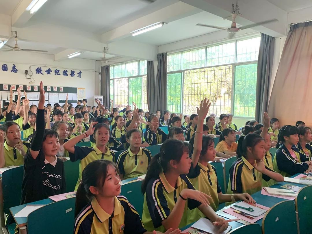 守护青春呵护希望团市委走进石灰铺中学开展青少年防性侵暨普法教育进