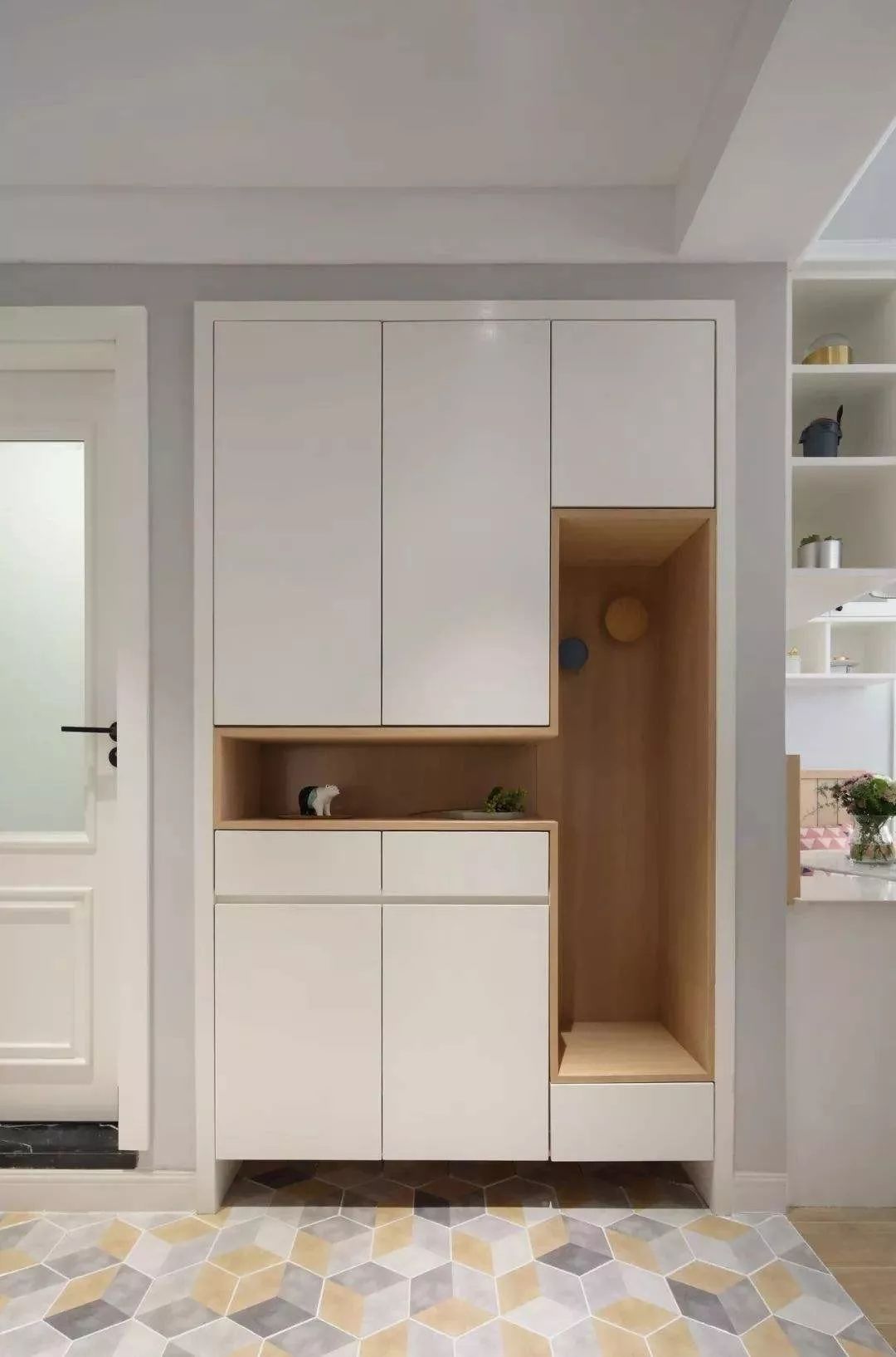 常见的进门一个小空间,可以选择通顶式组合柜,包含鞋柜,墙壁挂钩,换