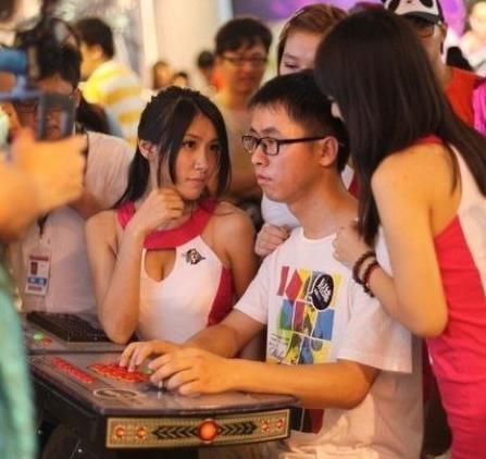 陪玩都是小姐姐?那个游戏里带你超神的