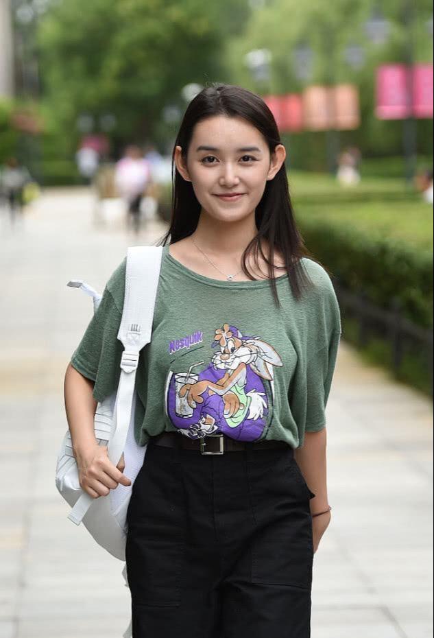 蒋依依军训美照流出,跟男生一起合影,小鲜肉颜值爆表