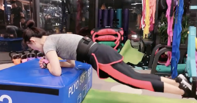 快速练出腹肌的方法视频 6df6500672904815ba51a6cf8fc3eefa.png