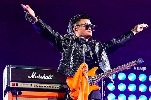 再不疯狂就老了,马云打扮潮流开演唱会玩摇滚,造型霸气太酷炫