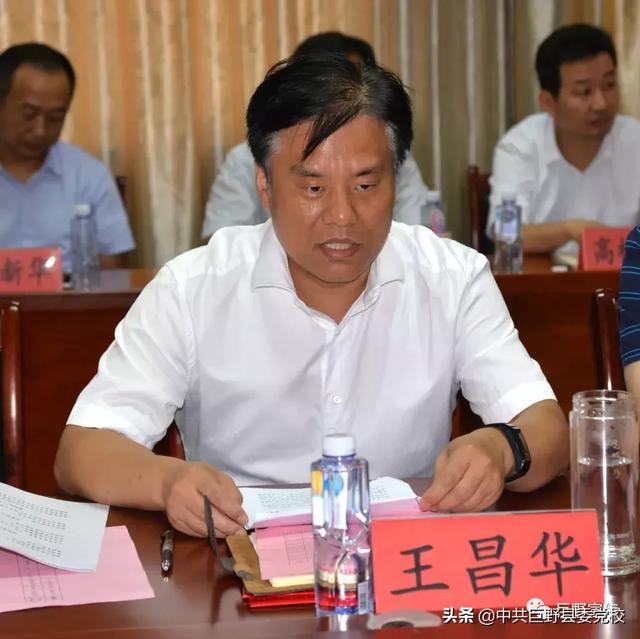 王昌华,王东边听,边记,并不时询问他们教育教学工作情况.