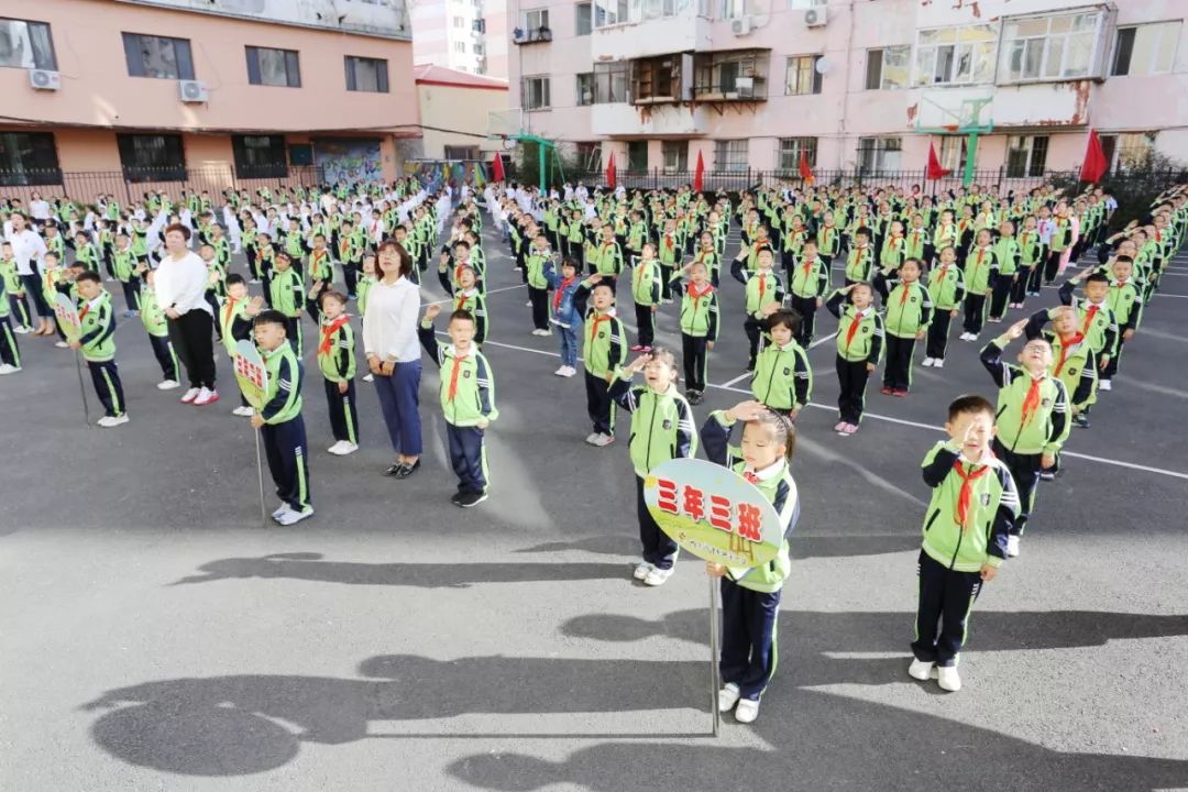 正阳南小学一生只为一事来哈尔滨市正阳南小学校鲜花赠园丁童心谢师恩