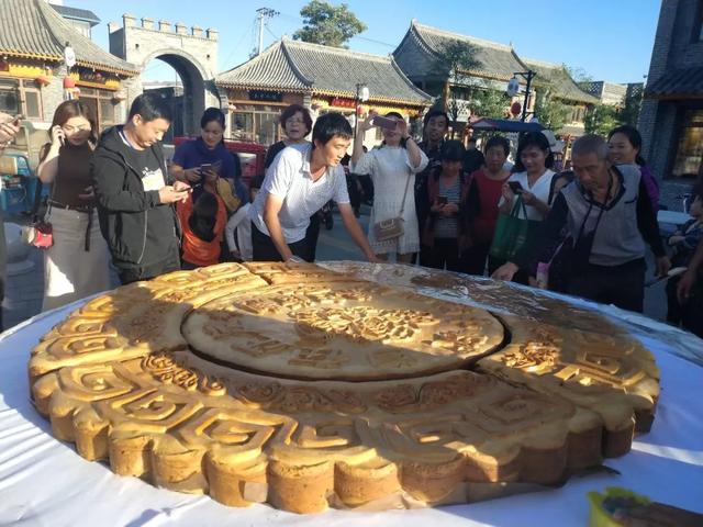 正定2.2米大月饼空降旺泉古街,还能吃