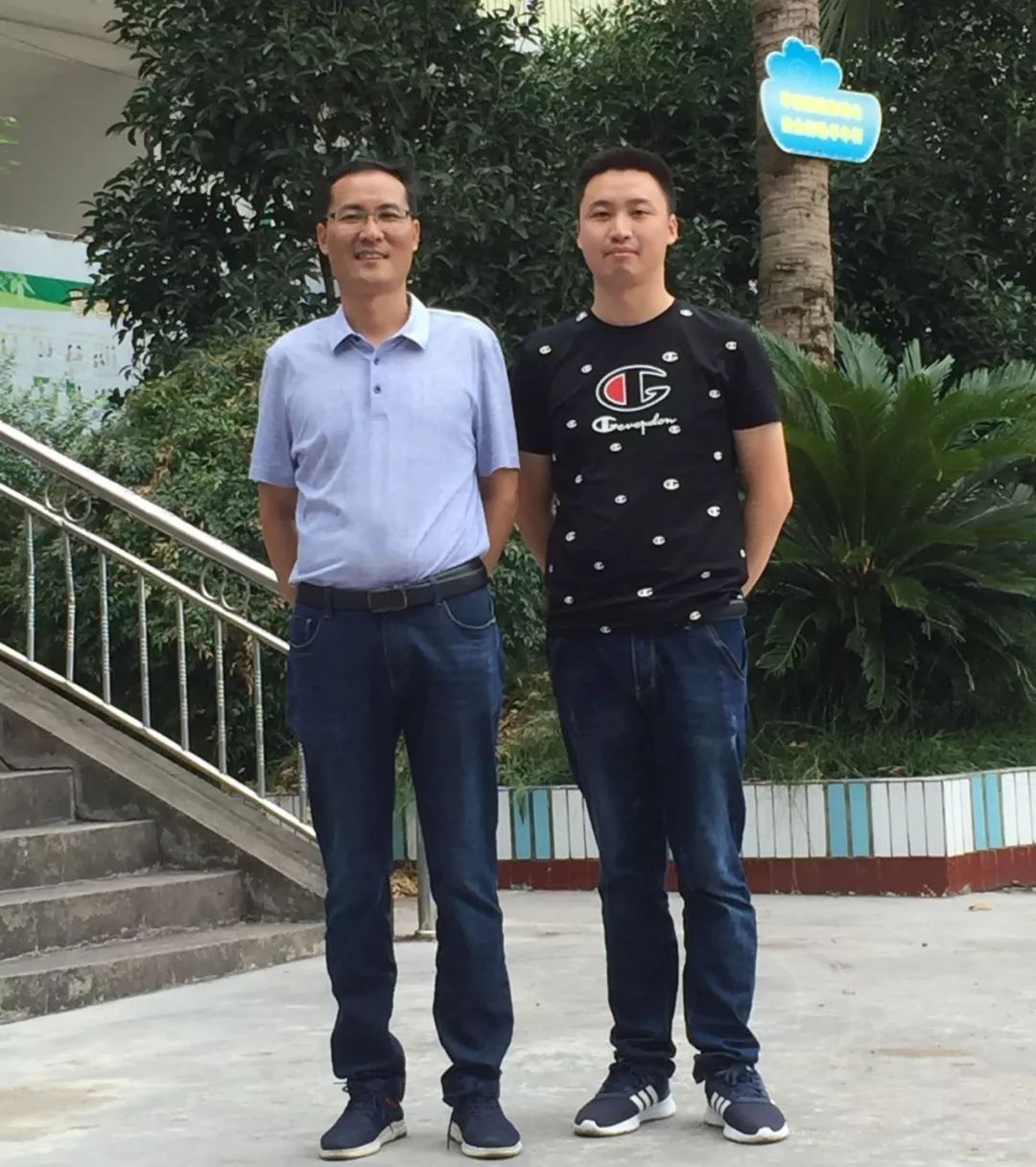 看一看你读过书的学校现在谁是校长