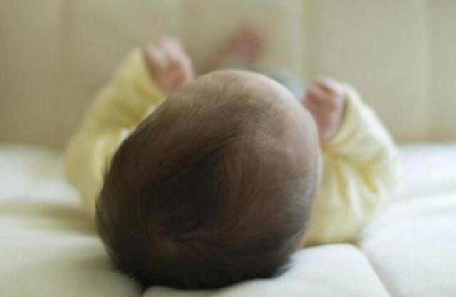 宝宝把头给睡偏了 其实宝宝头总歪向一侧,主要有3个原因