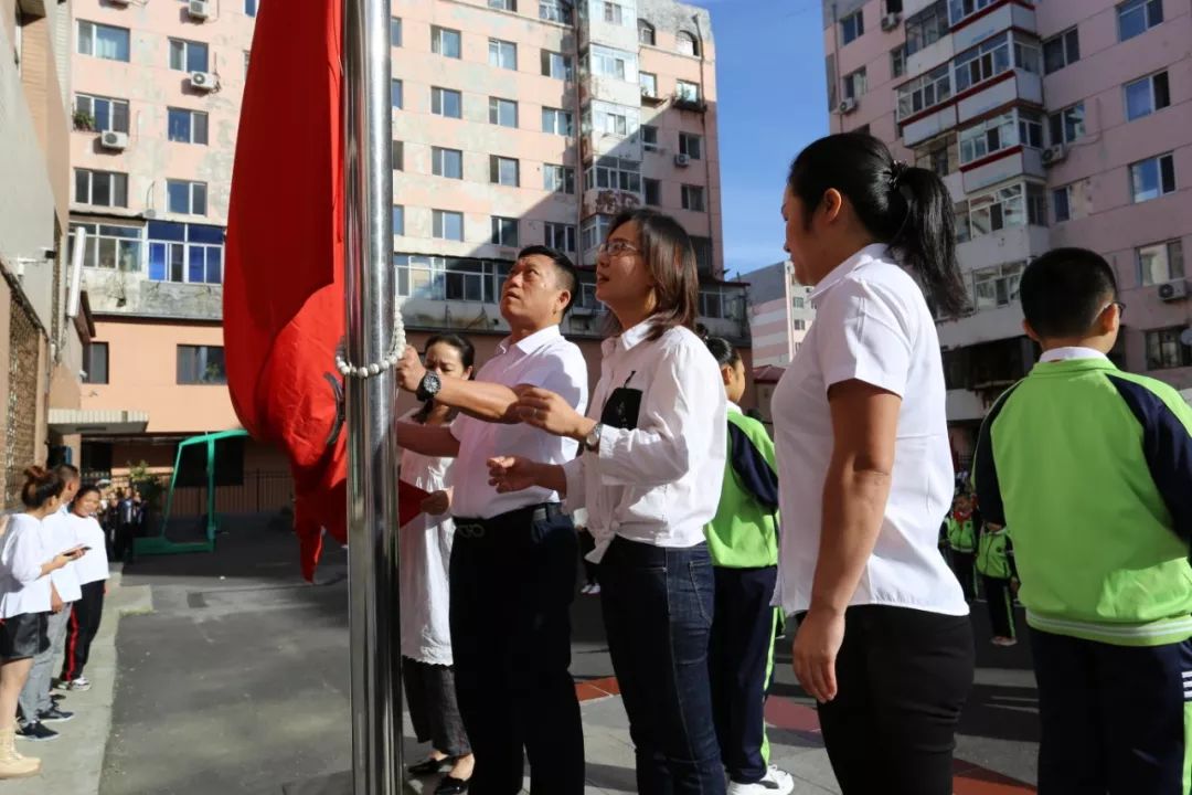 正阳南小学一生只为一事来哈尔滨市正阳南小学校鲜花赠园丁童心谢师恩