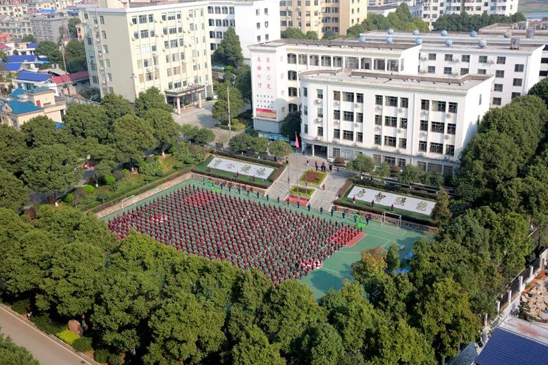 校园掠影玉潭中学创办于1999年,是宁乡市唯一一所集小学,初中,高中于