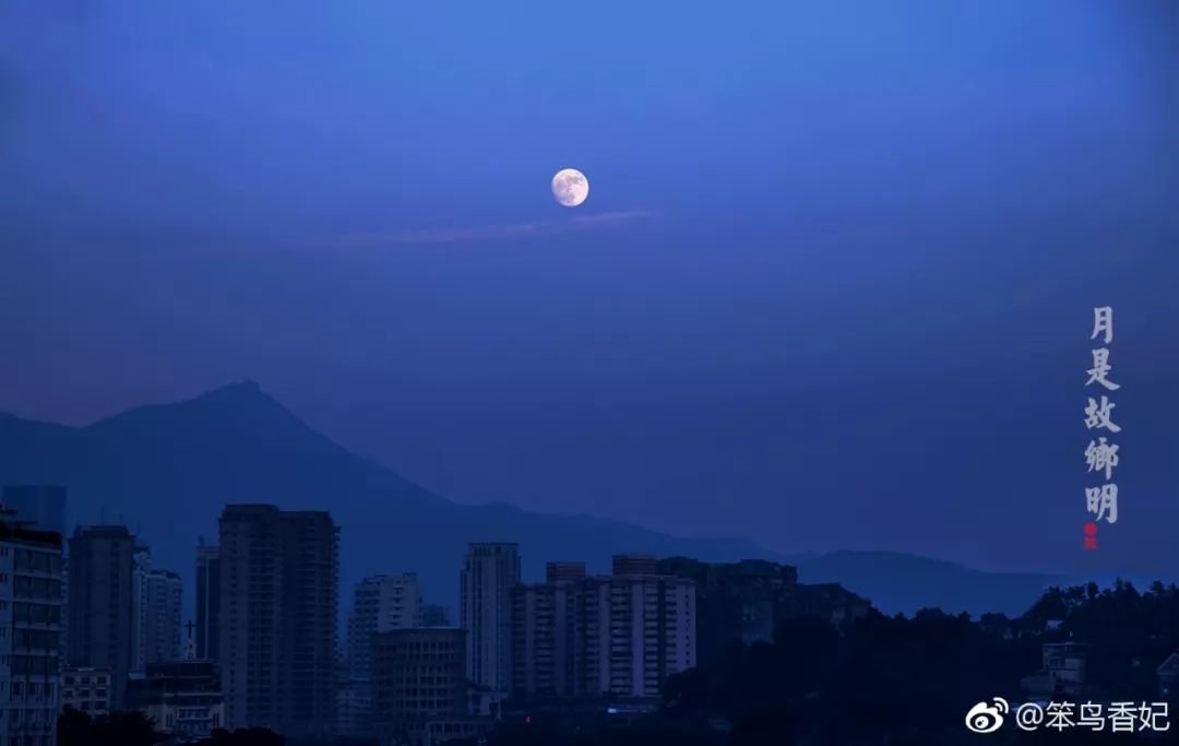 "用镜头记录下中秋明月皎洁的样子,与祝福一起发给同样惦念着自己的