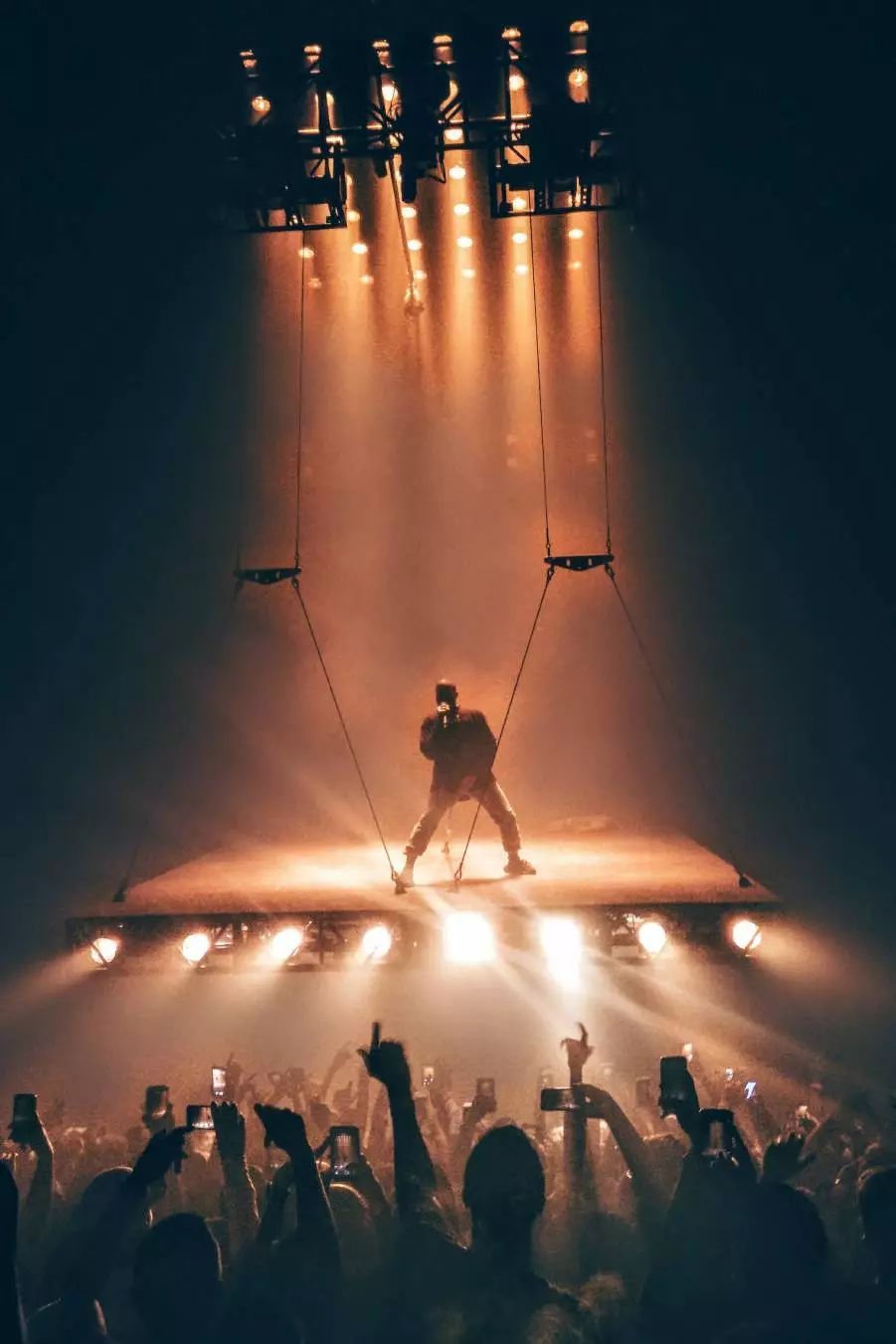 saint pablo tour在 2013 年的 yeezus tour 上,kanye west 穿戴着