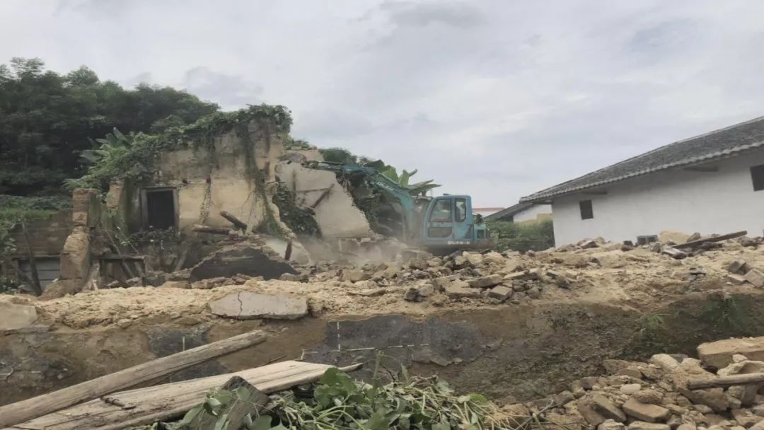 据悉, 截至9月6日,董塘镇共拆除农村破旧泥砖房共2922间,拆除面积