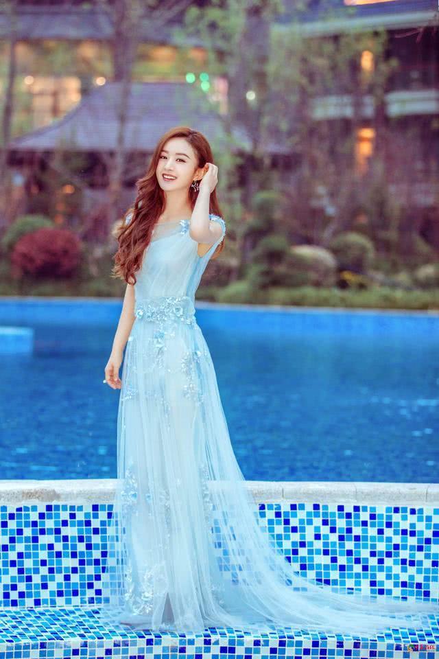 赵丽颖浅粉色裙子拍写真,五官精致美的像仙女,这身段绝了