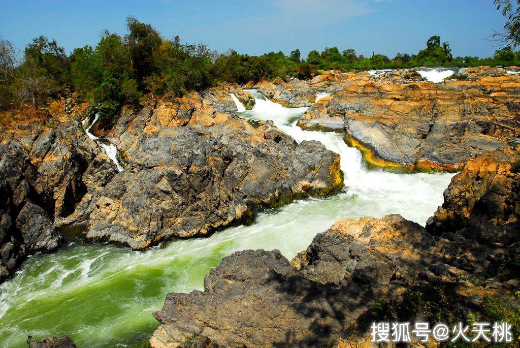 旅游在老挝巴色依旧保持着自然原始美景