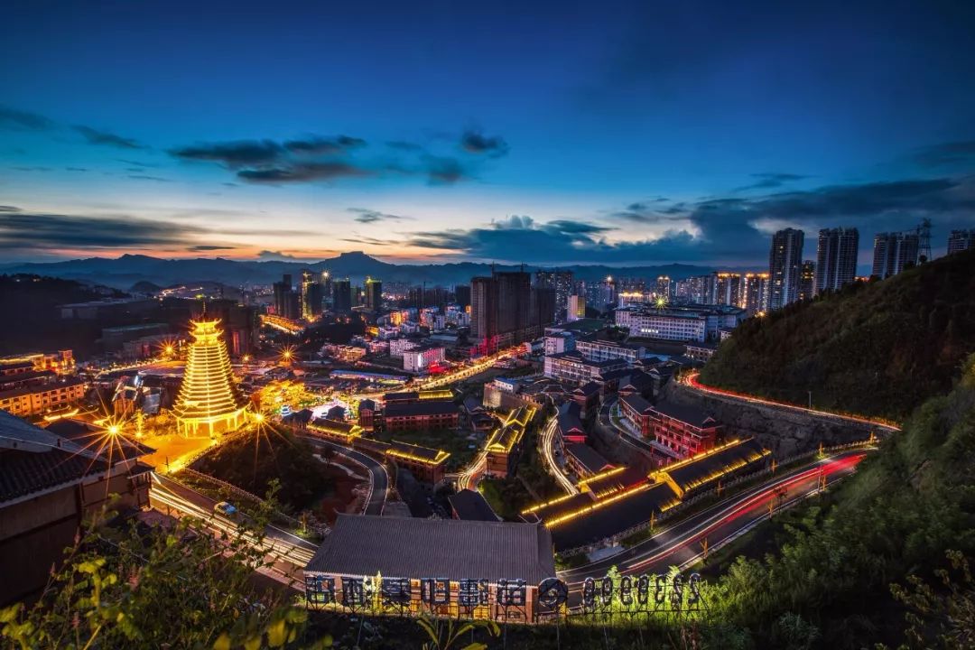 (凯里市民族风情园夜景)