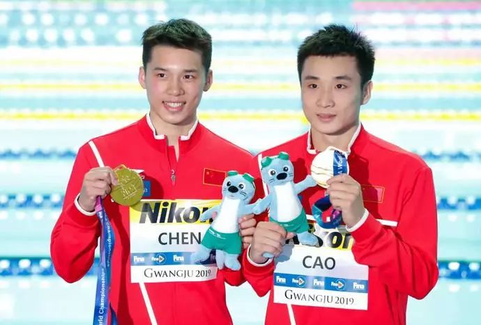 世锦赛男子双人10米跳台金牌得主曹缘(右,陈艾森