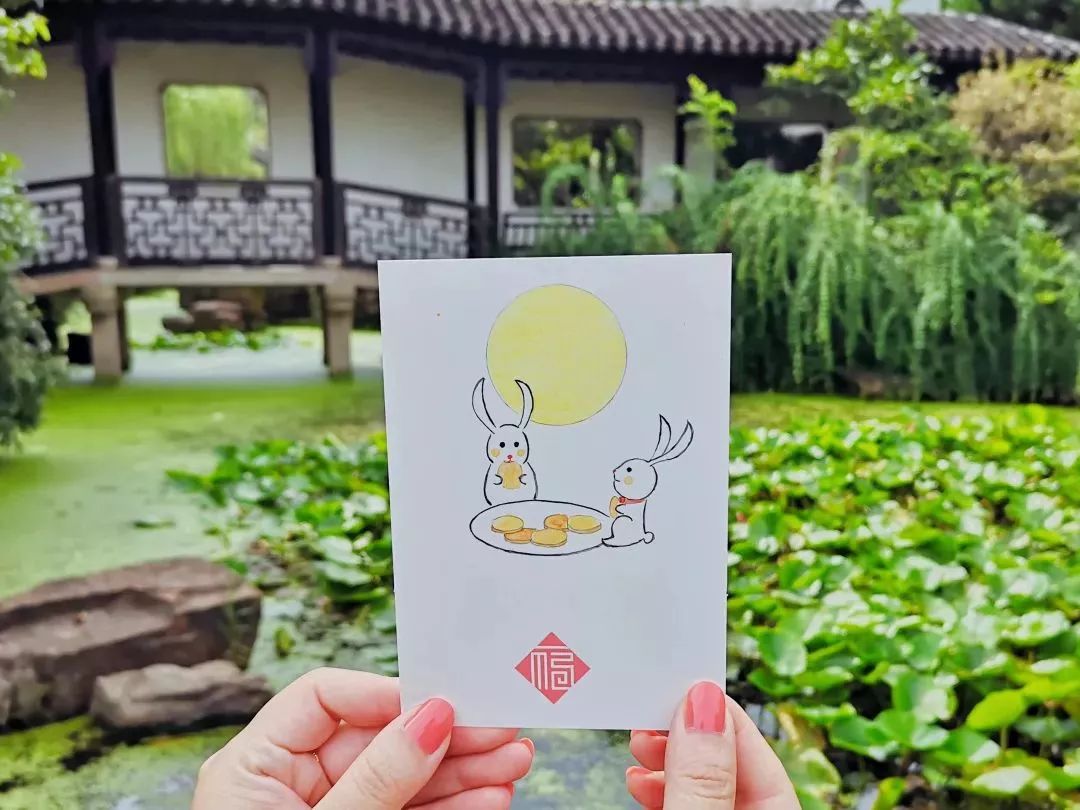 邀请民间大师展示民俗工艺文化,更有美术教师人教授绘制中秋明信片