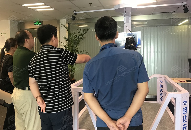 在调研会议上,江苏明达致新总经理孙艺明先生向来访