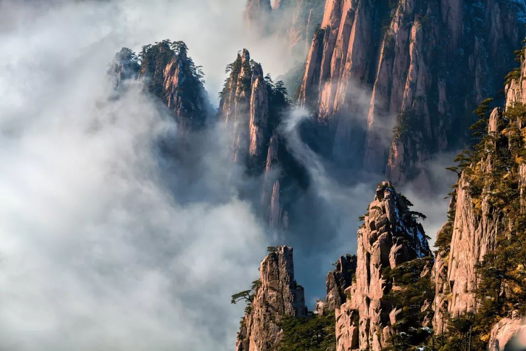 云海是黄山第一奇观,当云雾环绕在山峦间,景致仿佛仙境