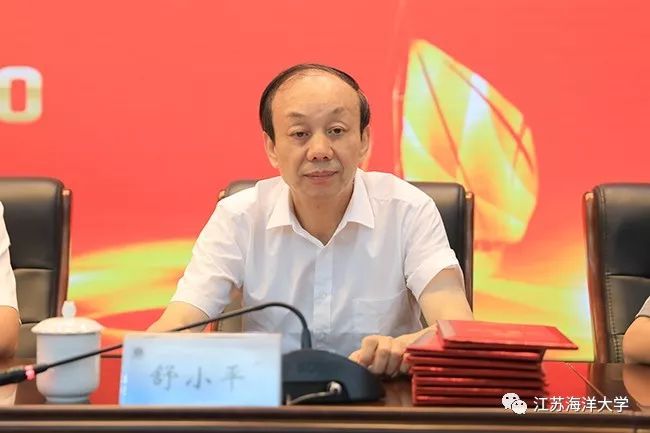 副校长舒小平宣读表彰决定副校长李梅英宣读表彰决定三位优秀教师代表