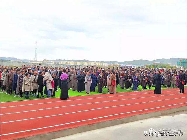 画面中这栋崭新的学生宿舍楼位于若尔盖县城西区,是若尔盖藏文中学