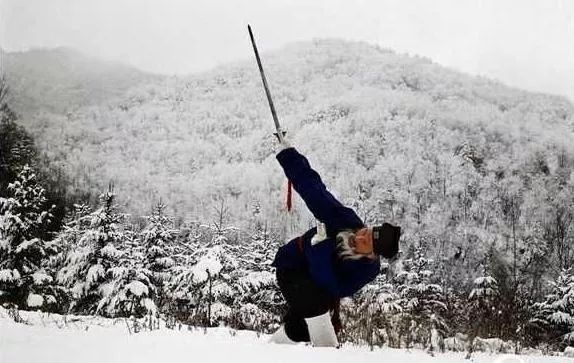 郭高一道长雪地习剑照