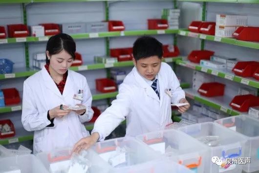 配药间药师进行规范的混合调配药师进行输液成品核对按病区统计数量并