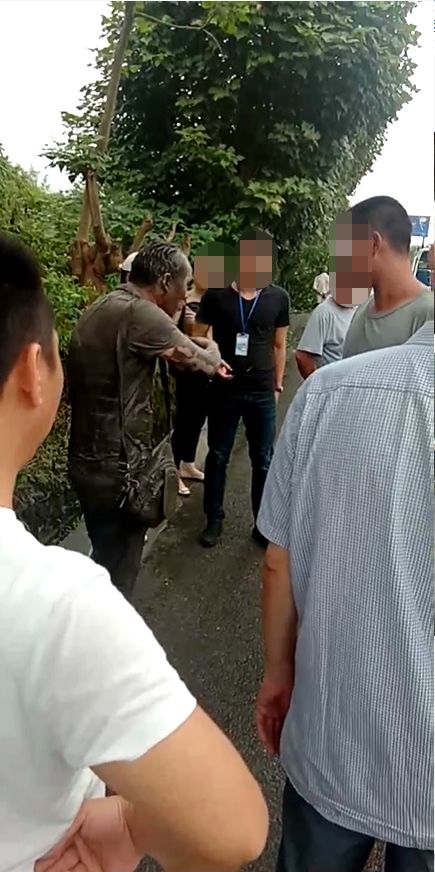 货车司机满身是泥发生一起严重交通事故(小地名:鸡窝头)泸县云锦镇往