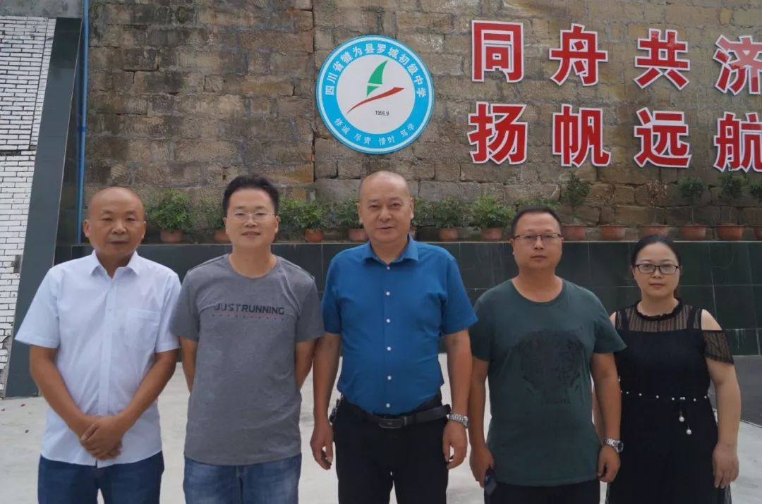 看一看你读过书的学校现在谁是校长