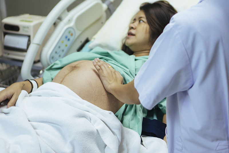                     原创            晚孕抽筋不仅是缺钙，这一原因，孕妈还得重视