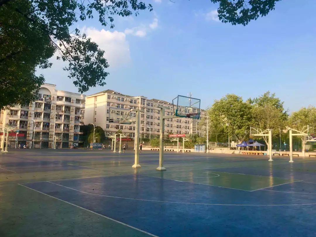 韵苑篮球场,足球场,小足球场,网球场,排球场一应俱全.