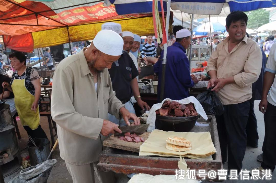 的烧牛肉曹县烧牛肉是以牛肉为主料的回族美食,经清真寺的阿訇宰杀后