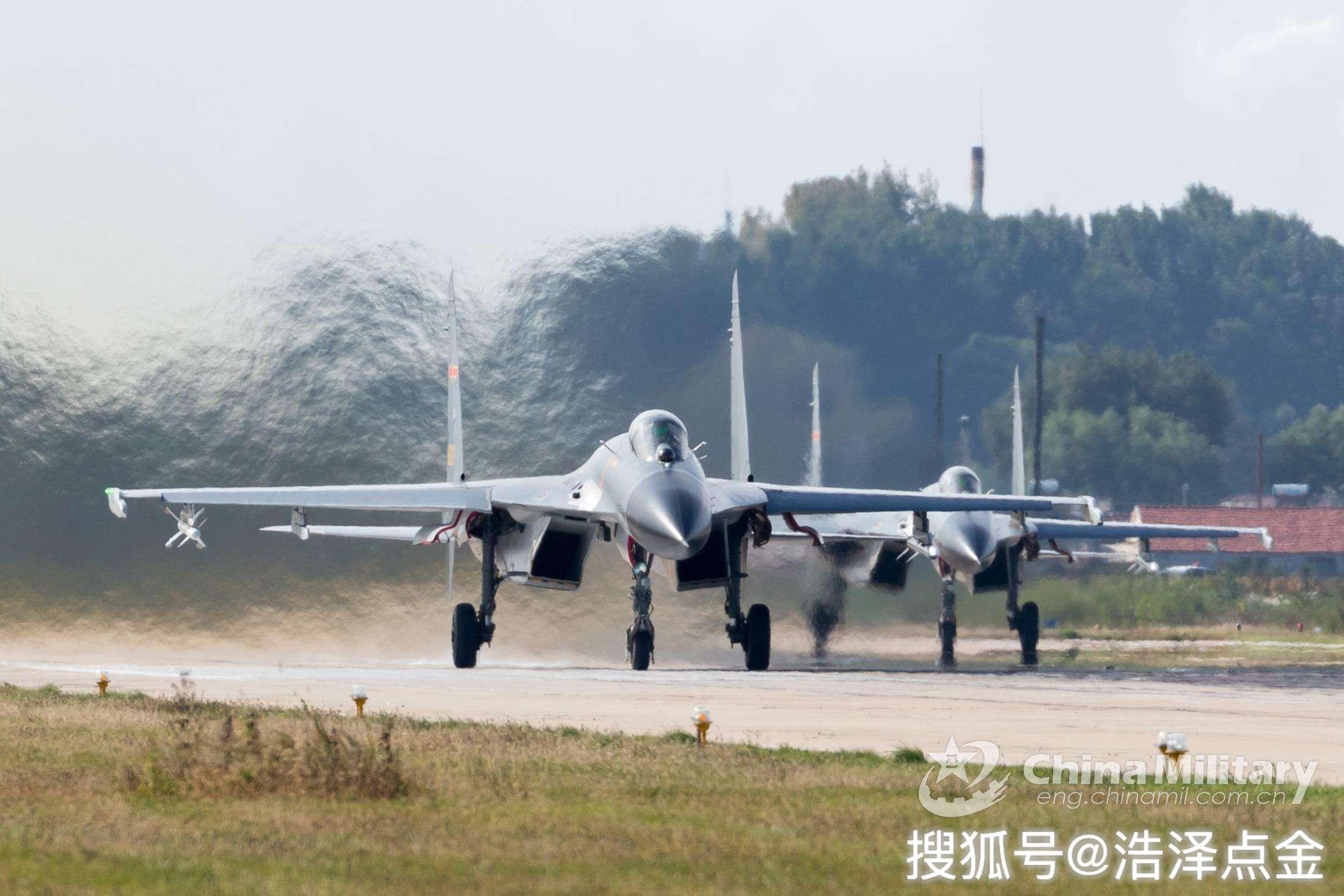 中国空军霸气驱逐外军飞机歼11挂实弹出动火控雷达锁定目标