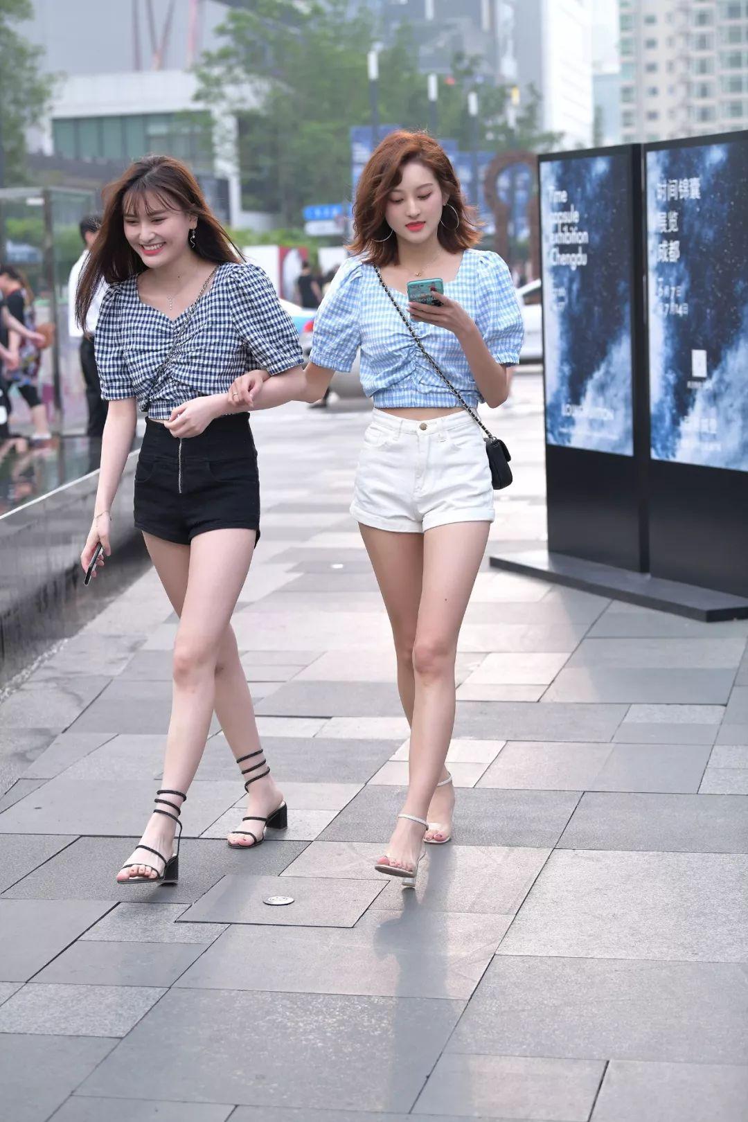 时尚街拍美女:性感热裤的长腿小姐姐,笑起来真的不能再甜.