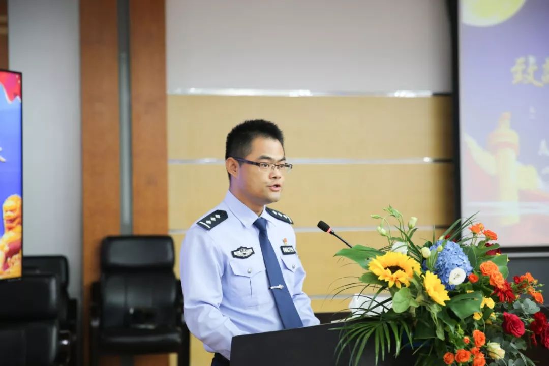 石台县公安局交管大队民警严一帆当场诵读写给爱人的情书(妻子系石台