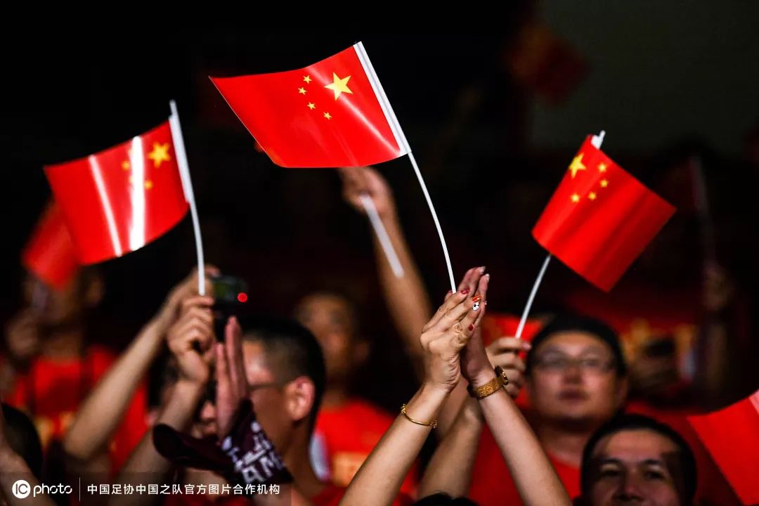赛前中国球迷看台助威挥舞国旗. 图片来源:刘嘉良 / ic photo