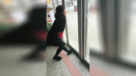 婆婆跟儿媳妇挑战高难度游戏结果丢人丢大了