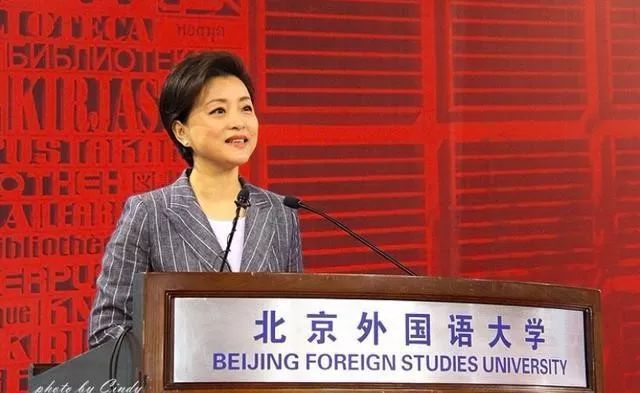 51岁杨澜为母校开学典礼演讲,站姿引网友热议:难怪她能成功!