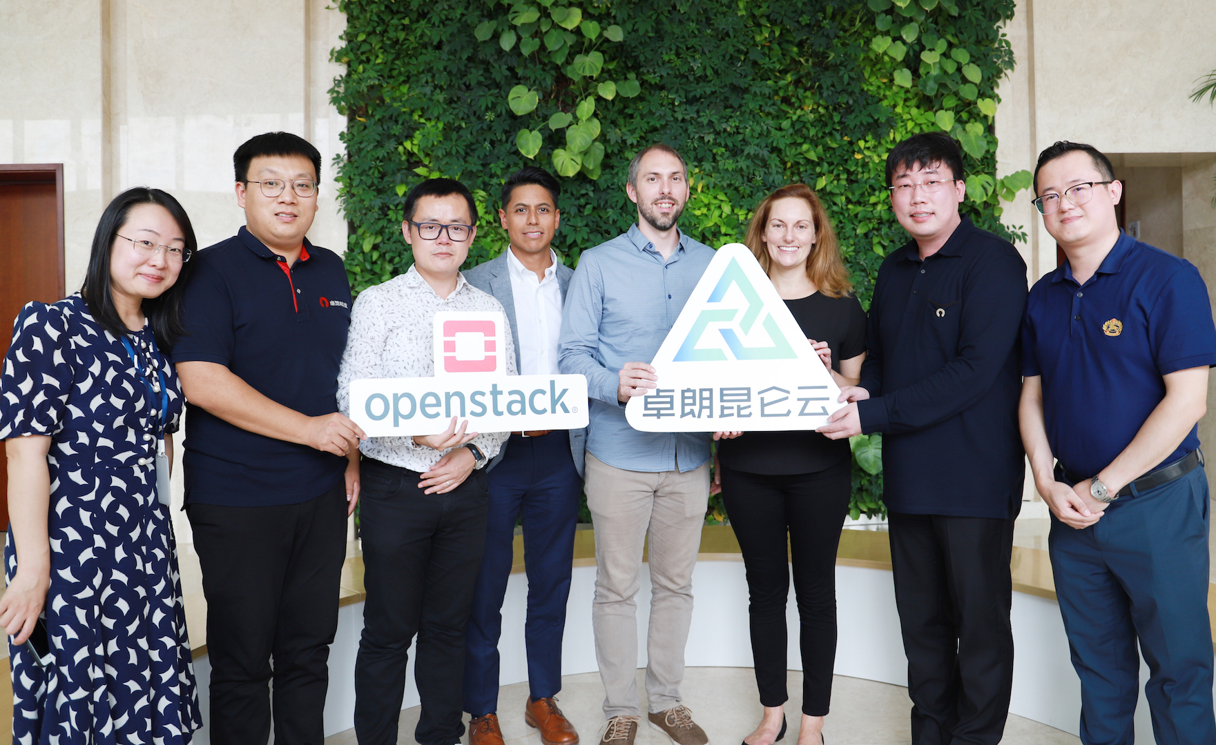 卓朗科技总裁张坤宇(右二)与openstack基金会执行董事jonathan bryce